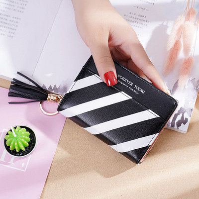 Μικρό γυναικείο πορτοφόλι με μεταλλικό μενταγιόν και φούντα