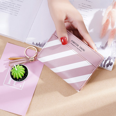 Μικρό γυναικείο πορτοφόλι με μεταλλικό μενταγιόν και φούντα