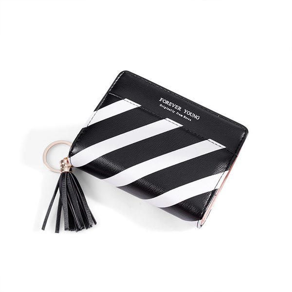 Μικρό γυναικείο πορτοφόλι με μεταλλικό μενταγιόν και φούντα