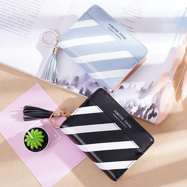 Μικρό γυναικείο πορτοφόλι με μεταλλικό μενταγιόν και φούντα