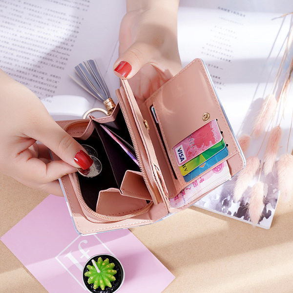 Μικρό γυναικείο πορτοφόλι με μεταλλικό μενταγιόν και φούντα