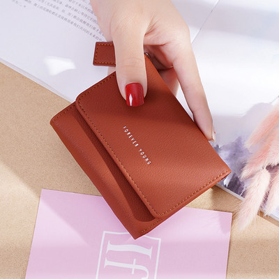 Μικρό γυναικείο πορτοφόλι με φερμουάρ και επιγραφή