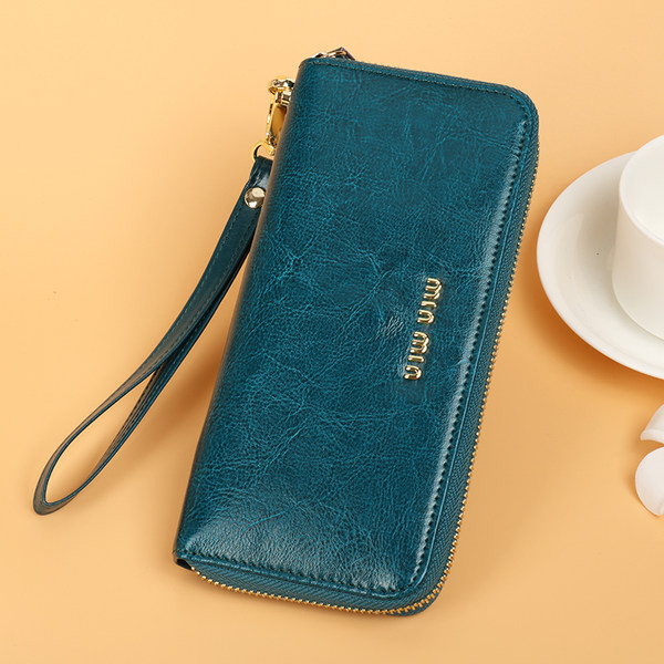 Μοντέρνο γυναικείο πορτοφόλι κλασικό μοντέλο με μεταλλική επιγραφή