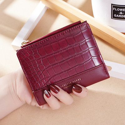 Neliels sieviešu maks ar uzrakstu vairākās krāsās