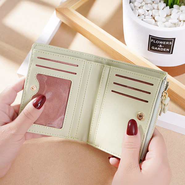 Neliels sieviešu maks ar uzrakstu vairākās krāsās