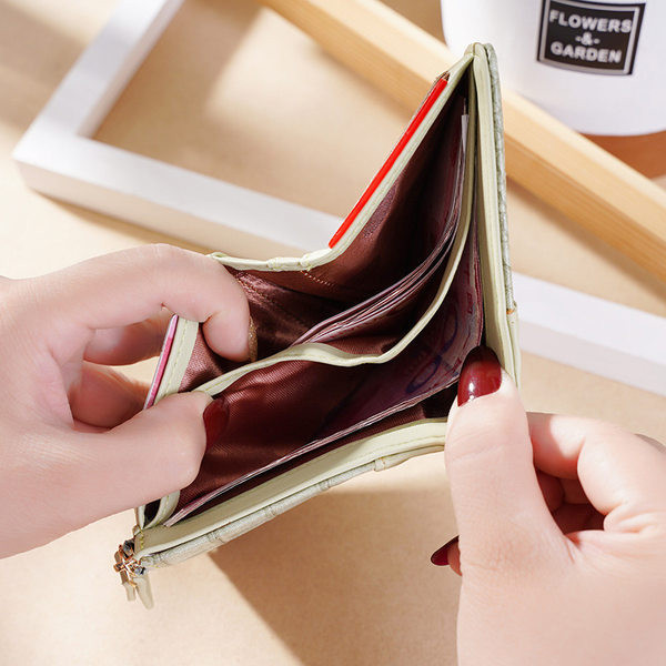 Neliels sieviešu maks ar uzrakstu vairākās krāsās