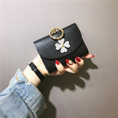 Γυναικείο μικρό πορτοφόλι με μεταλλική διακόσμηση και τρισδιάστατο στοιχείο