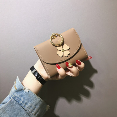 Γυναικείο μικρό πορτοφόλι με μεταλλική διακόσμηση και τρισδιάστατο στοιχείο