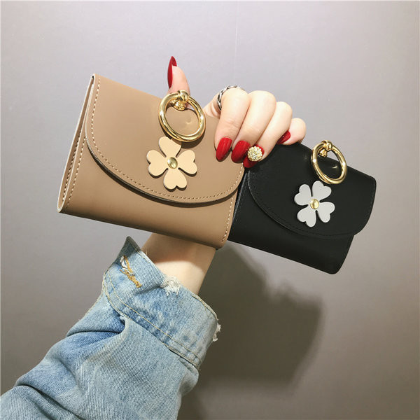 Γυναικείο μικρό πορτοφόλι με μεταλλική διακόσμηση και τρισδιάστατο στοιχείο