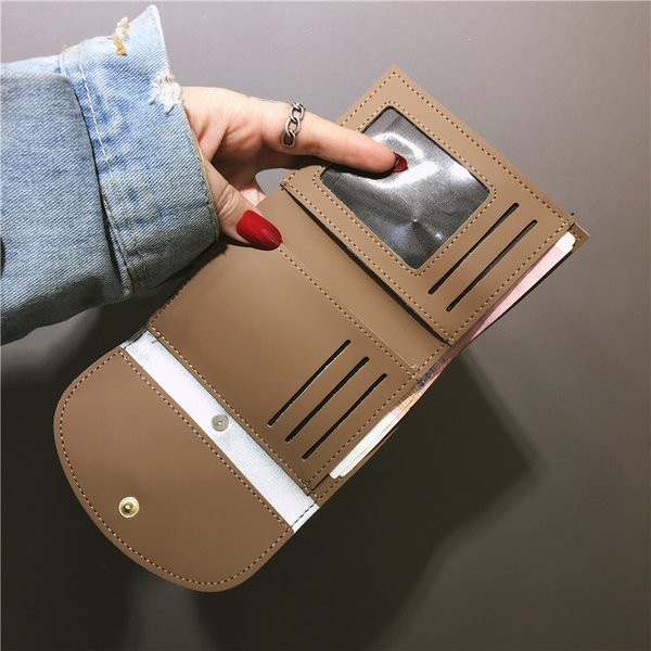 Γυναικείο μικρό πορτοφόλι με μεταλλική διακόσμηση και τρισδιάστατο στοιχείο