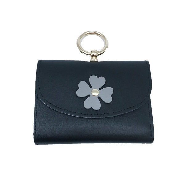 Γυναικείο μικρό πορτοφόλι με μεταλλική διακόσμηση και τρισδιάστατο στοιχείο