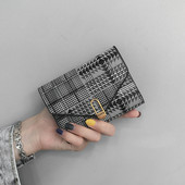 Γυναικείο μίνι πορτοφόλι με μεταλλική στερέωση και επιγραφή