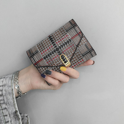 Γυναικείο μίνι πορτοφόλι με μεταλλική στερέωση και επιγραφή