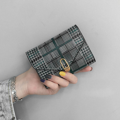 Γυναικείο μίνι πορτοφόλι με μεταλλική στερέωση και επιγραφή