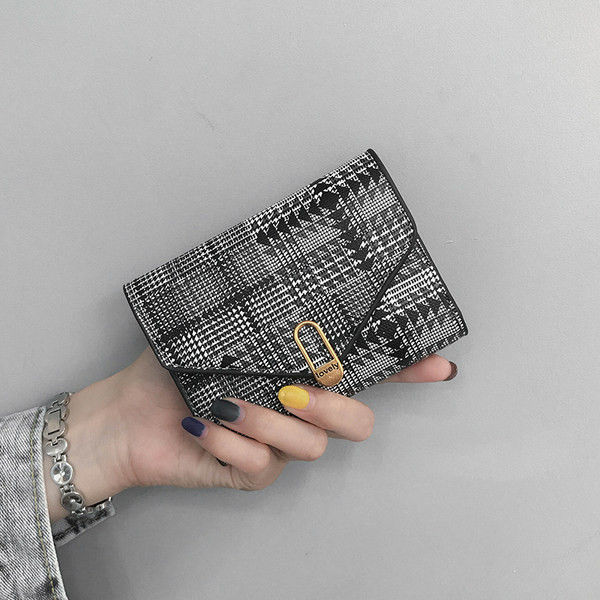 Γυναικείο μίνι πορτοφόλι με μεταλλική στερέωση και επιγραφή