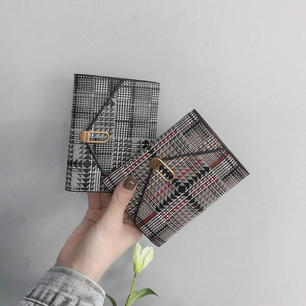 Γυναικείο μίνι πορτοφόλι με μεταλλική στερέωση και επιγραφή