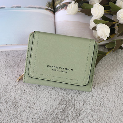 Sieviešu ādas somiņa ar rāvējslēdzēju un uzrakstu