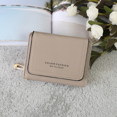 Sieviešu ādas somiņa ar rāvējslēdzēju un uzrakstu