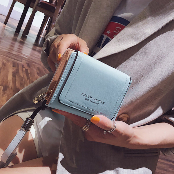 Sieviešu ādas somiņa ar rāvējslēdzēju un uzrakstu