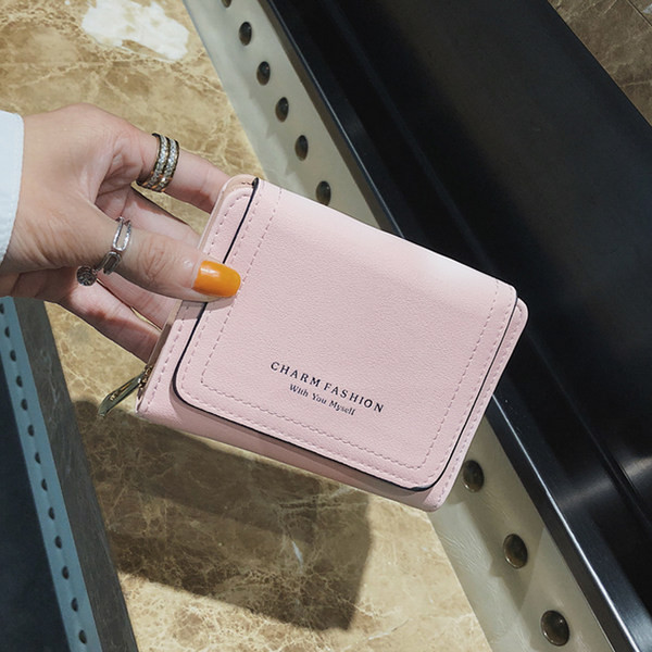 Sieviešu ādas somiņa ar rāvējslēdzēju un uzrakstu