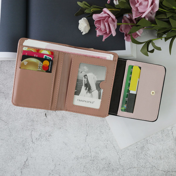 Sieviešu ādas somiņa ar rāvējslēdzēju un uzrakstu