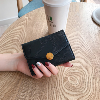 Γυναικείο μικρό πορτοφόλι με μεταλλική στερέωση και επιγραφή