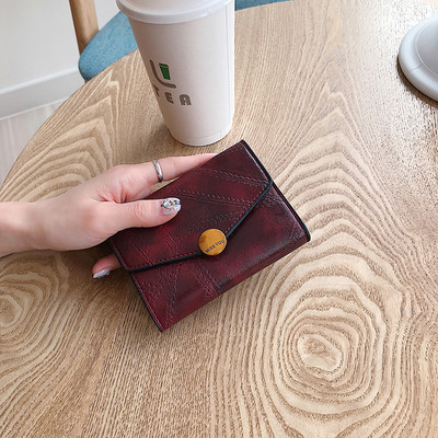 Γυναικείο μικρό πορτοφόλι με μεταλλική στερέωση και επιγραφή