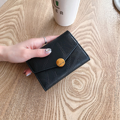 Γυναικείο μικρό πορτοφόλι με μεταλλική στερέωση και επιγραφή