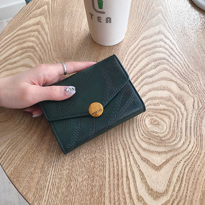 Γυναικείο μικρό πορτοφόλι με μεταλλική στερέωση και επιγραφή