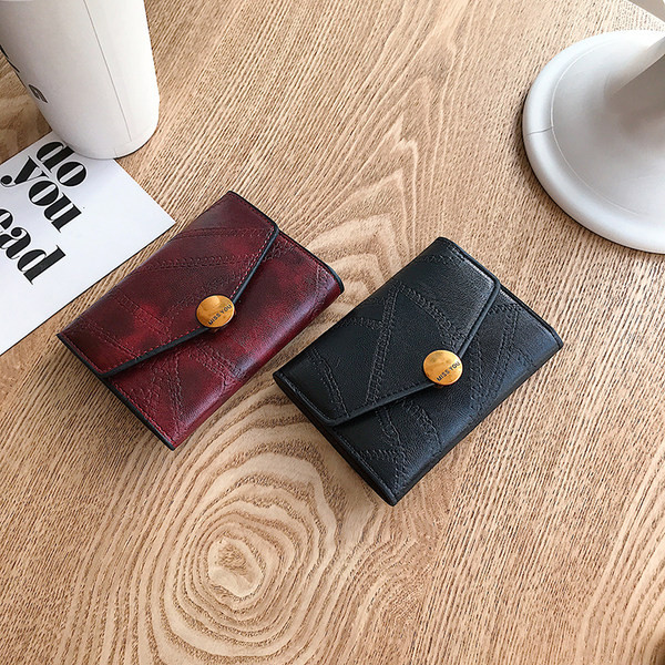 Γυναικείο μικρό πορτοφόλι με μεταλλική στερέωση και επιγραφή