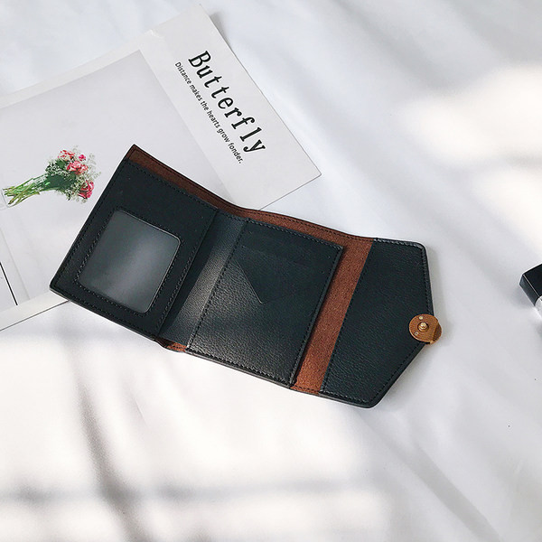 Γυναικείο μικρό πορτοφόλι με μεταλλική στερέωση και επιγραφή