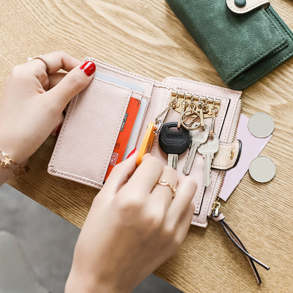 Πολυλειτουργικό γυναικείο πορτοφόλι από οικολογικό δέρμα κατάλληλο για έγγραφα και κλειδιά