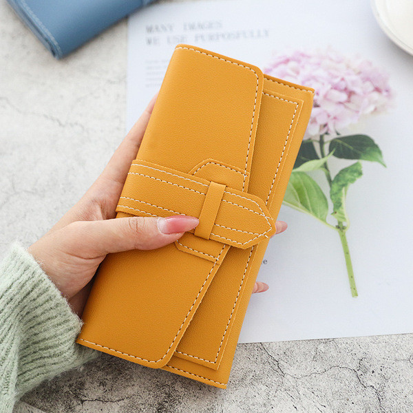 Κομψό γυναικείο πορτοφόλι με μεταλλικό κούμπωμα