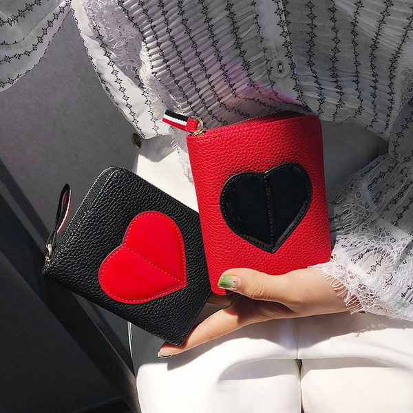 Sieviešu maks ar sirds un rāvējslēdzēja aplikāciju