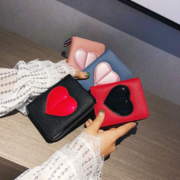 Sieviešu maks ar sirds un rāvējslēdzēja aplikāciju