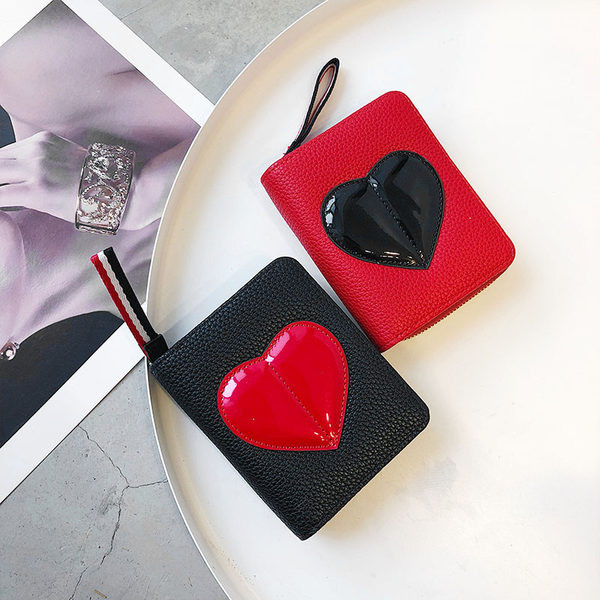 Sieviešu maks ar sirds un rāvējslēdzēja aplikāciju