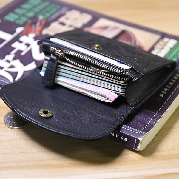 Γυναικείο πορτοφόλι με μεταλλικό στοιχείο και στερέωση