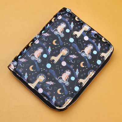 Sieviešu moderns maks ar rāvējslēdzēju un aplikāciju