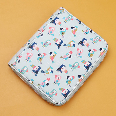 Sieviešu moderns maks ar rāvējslēdzēju un aplikāciju