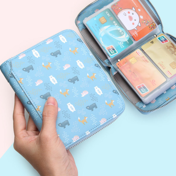 Sieviešu moderns maks ar rāvējslēdzēju un aplikāciju