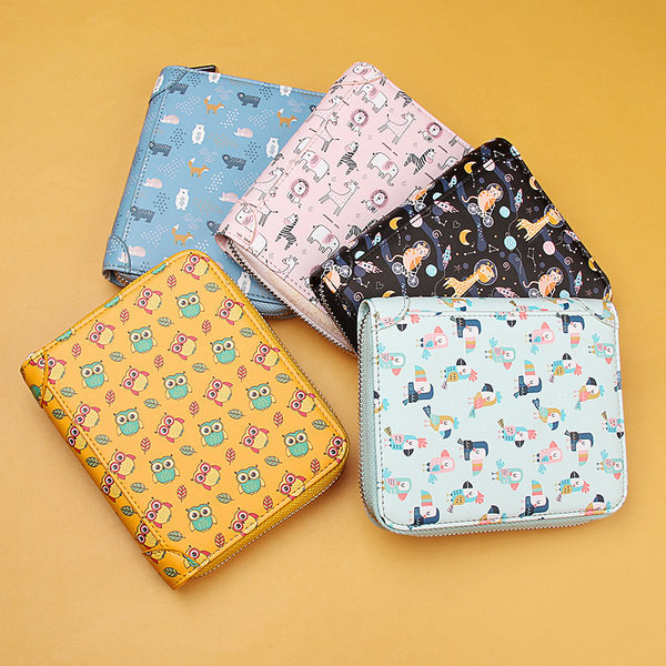 Sieviešu moderns maks ar rāvējslēdzēju un aplikāciju