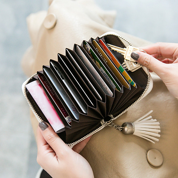 Μικρό γυναικείο πορτοφόλι από οικολογικό δέρμα για έγγραφα με φούντα