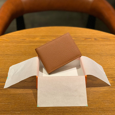 Απλό  μοντέλο γυναικείο πορτοφόλι σε διάφορ χρώματα