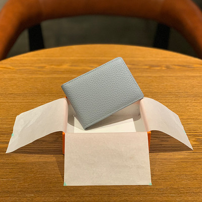 Απλό  μοντέλο γυναικείο πορτοφόλι σε διάφορ χρώματα