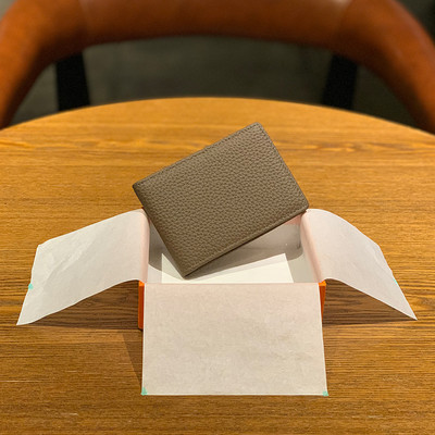 Απλό  μοντέλο γυναικείο πορτοφόλι σε διάφορ χρώματα