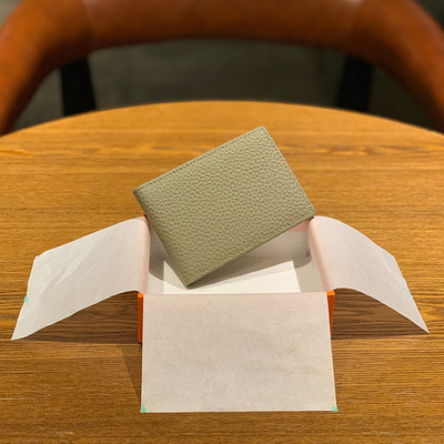 Απλό  μοντέλο γυναικείο πορτοφόλι σε διάφορ χρώματα