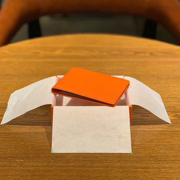 Απλό  μοντέλο γυναικείο πορτοφόλι σε διάφορ χρώματα