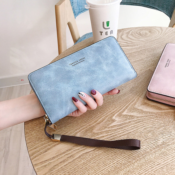 Moteriška piniginė su rankena ir užrašu