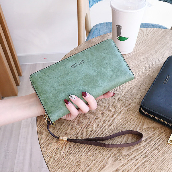 Moteriška piniginė su rankena ir užrašu