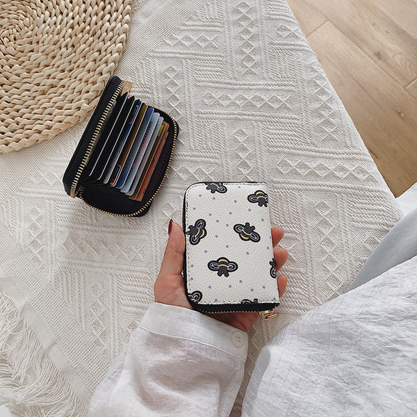 Portofel de dama cu fermoar si aplicatie colorata